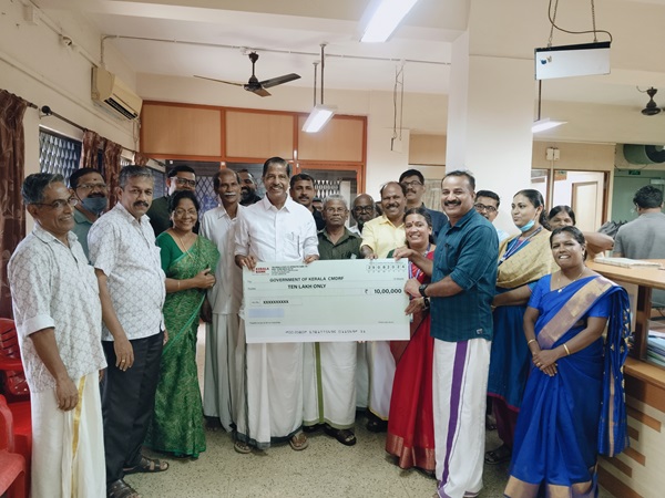 CMDRF ലേക്ക് പുതുപ്പരിയാരം സഹകരണ ബാങ്ക് 10 ലക്ഷം രൂപയുടെ ചെക്ക് പ്രസിഡന്റ് ശ്രീ   എം താഹിർ, വൈസ് പ്രസിഡന്റ് ശ്രീ   ആർ. പുരുഷോത്തമൻ, സെക്രട്ടറി ശ്രീമതി  ടി. കെ. വനജ എന്നിവർ ചേർന്ന് MLA ശ്രീ    എ. പ്രഭാകരൻ അവർകൾക്ക് കൈമാറി.